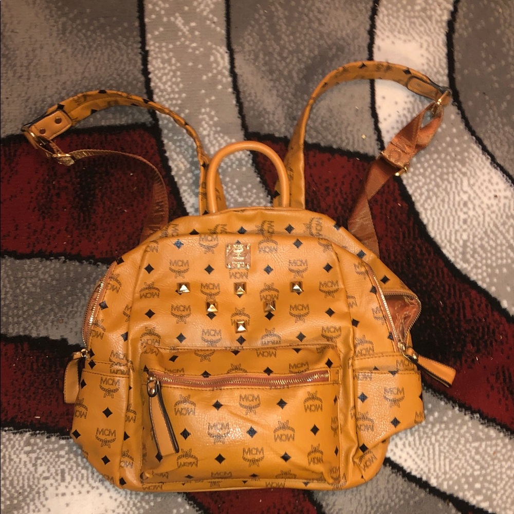 💋 Tan Backpack with Gold Accents🥰 This bag is sooo AWESOME - Picture 5 of 16